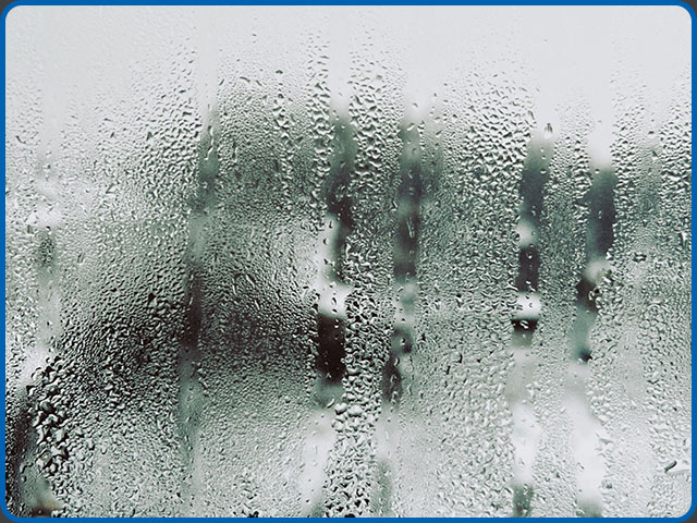 Condensation et buée sur une fenêtre de maison en hiver