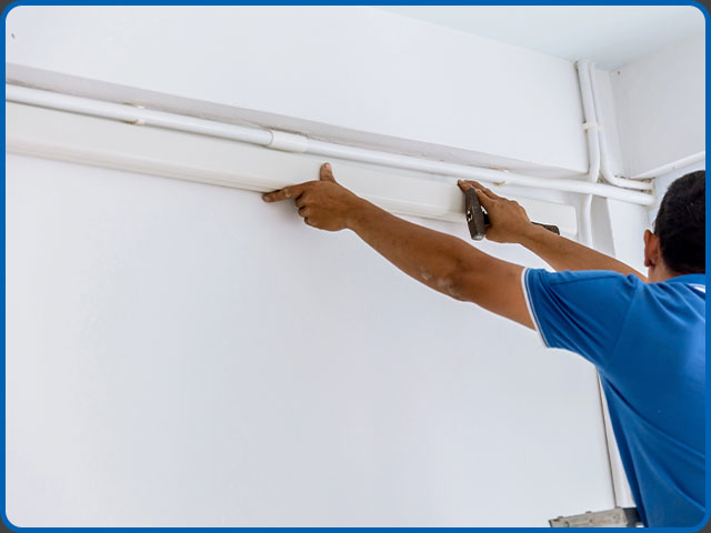 Technicien Air 2 installant un climatiseur central