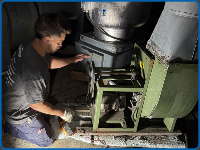 Technicien Air 2 diagnostiquant une thermopompe extérieure en hiver