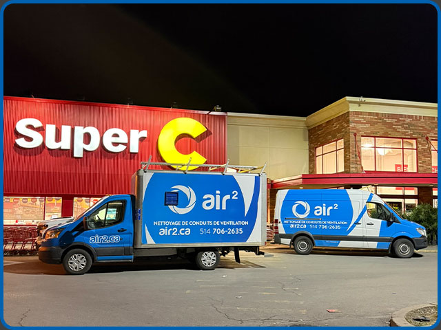 Camion Air 2 en intervention d'urgence de nuit devant une maison en hiver